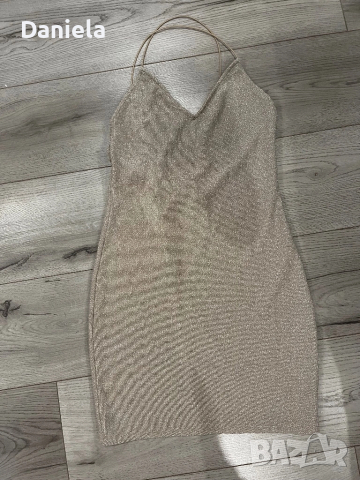 Рокля с гол гръб