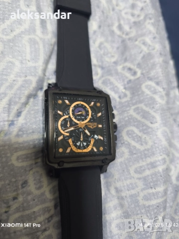 Часовник много качествено изпълнение всички стрелки функционират 