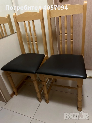 Продавам два дървени стола.