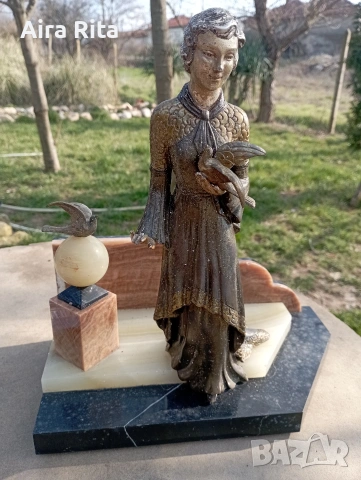 скулптора момиче с гълъби.