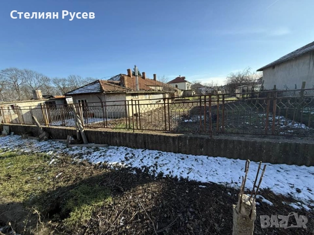 2 имота -232кв къща   / парцел 1440 кв двор  в с. Калипетрово, зад детската градина на ул. Зелен Син, снимка 7 - Парцели - 52887573