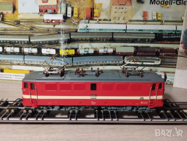 Електрически локомотив Piko BR242 HO 1/87, снимка 3 - Колекции - 52976324