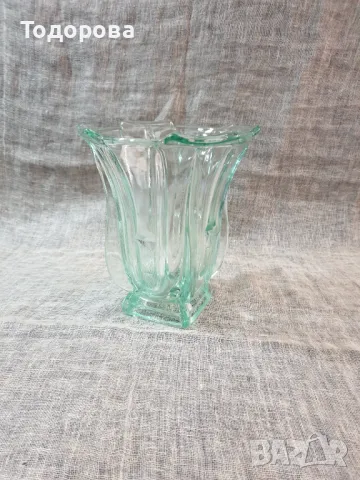 Голяма ретро ваза от дебело цветно стъкло