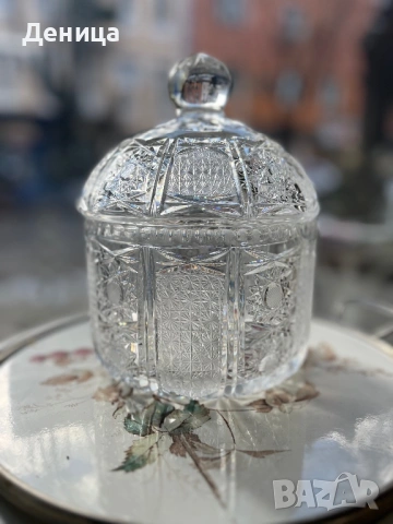 Бохемска кристална бонбониера Страхотна изработка, с много богата гравюра, която почти я покрива , снимка 2 - Аксесоари за кухня - 53117083