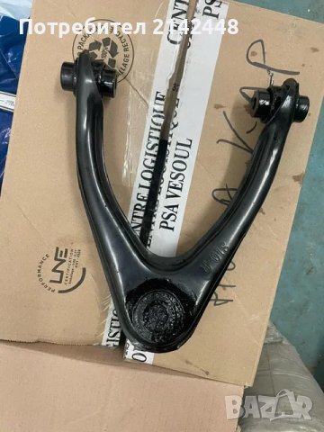 Носач за преден десен горен шарнир на Хонда ЦРВ 1998 г- със шарнирния болт монтиран на него., снимка 2 - Части - 48212771