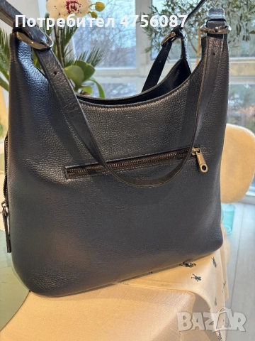 Изключително запазена и качествена кожена дамска чанта. Тъмно синя.