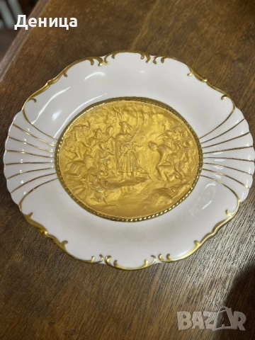 Рядка розова бонбониера Сцената, изобразена на позлатената релефна чиния представлява “Крал Карел IV