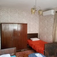 Гардероб двукрилен ретро, снимка 1 - Гардероби - 41628418