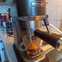 Кафемашина Делонги Дебика с ръкохватка с крема диск, работи перфектно и прави страхотно кафе, снимка 1 - Кафемашини - 41726425