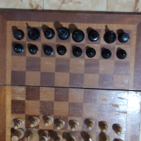 Продавам дъска за шах с фигури, снимка 1 - Шах и табла - 44717456