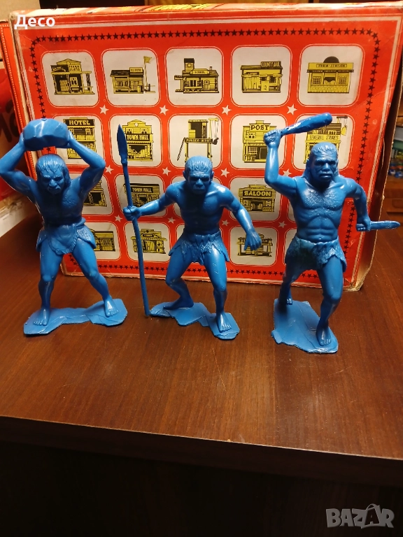 Стари руски пластмасови фигурки неандерталци., снимка 1