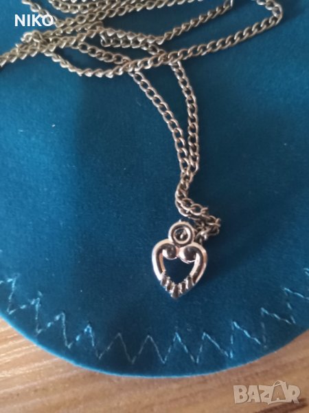 Продавам, малък нежен сребърен, дамски, медальон с синджир , снимка 1