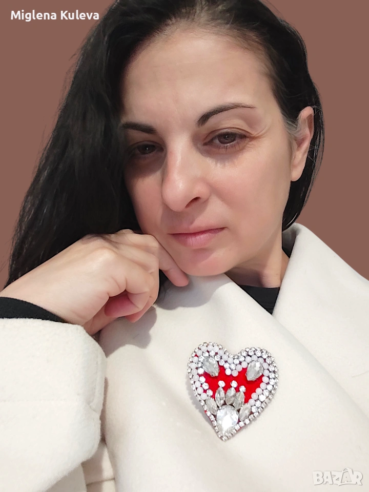 Брошка сърце с декоративни кристали и бели камъчета Тридакна, снимка 1
