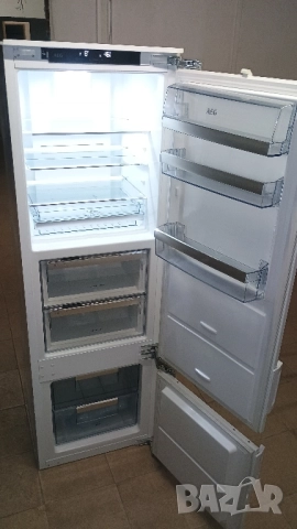 Хладилник с фризер AEG за рграждане