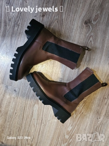 Стилни кафяви боти Mango