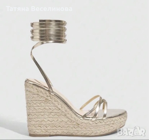 Златни сандали на платформа