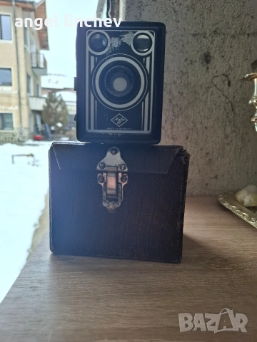 Старинни фотоапарати и телефон 