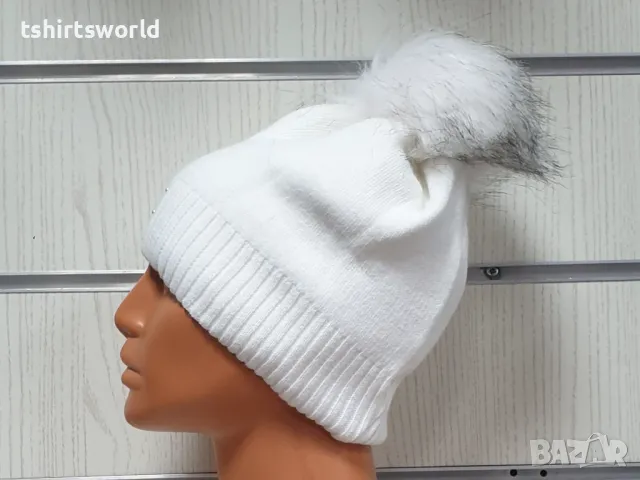 Нова зимна дамска шапка с камъчета с пух/помпон в бял цвят, снимка 5 - Шапки - 48209891