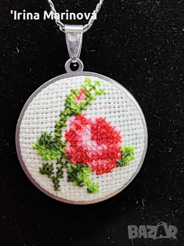 Колие с извезана българска роза, снимка 2 - Колиета, медальони, синджири - 49529416