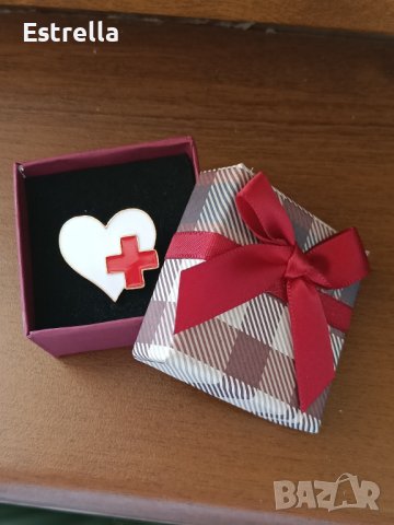 Различни модели брошки за подарък на лекар 