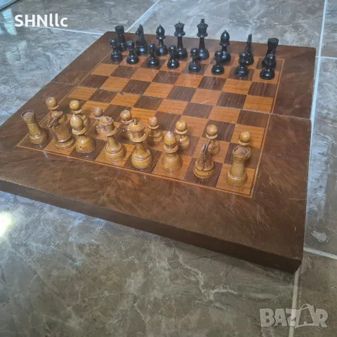 Дървен шах с дървени фигури