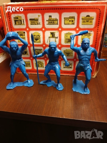 Стари руски пластмасови фигурки неандерталци.