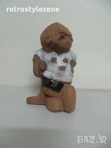 № 5984 стара малка керамична фигура - хокеист - jie  , снимка 1
