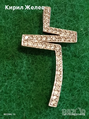 Уникален стилизиран кръст с инкрустирани цирконий подходящ аксесоар за специални поводи 30679, снимка 2 - Колиета, медальони, синджири - 52863719