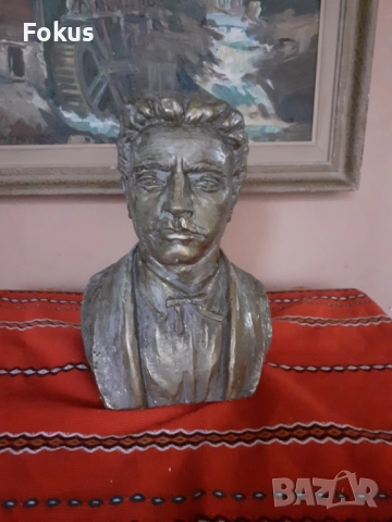 Страхотен бюст на Васил Левски от лят бетон с цвят бронз