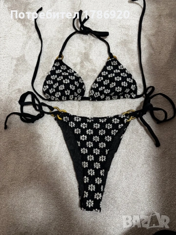 Елегантен бански в черно с бежов флорален мотив и златисти акценти