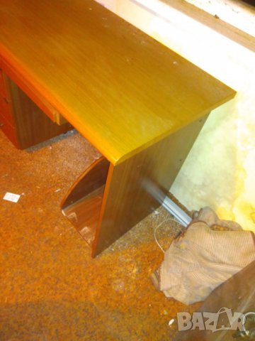 Продавам бюро за настолен компютър