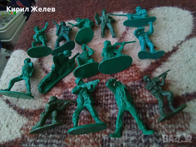 Войници пластмасови 12 броя 51726, снимка 3 - Колекции - 52105750
