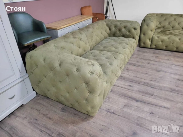 Зелен комплект дивани от плат набук две тройки тип Честърфийлд, снимка 2 - Дивани и мека мебел - 51956009
