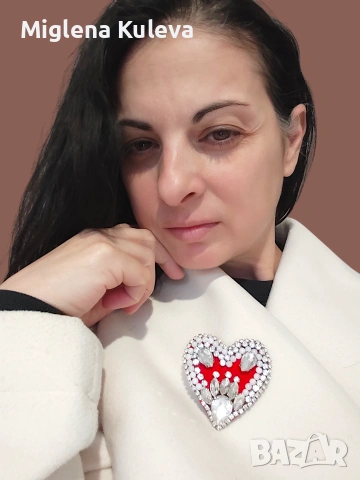 Брошка сърце с декоративни кристали и бели камъчета Тридакна