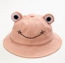 Детска шапка жабка в розов цвят