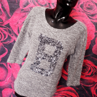 Сива вълнена блуза с  буква В, пайети и блестящ ефект С, снимка 1 - Блузи с дълъг ръкав и пуловери - 36329077