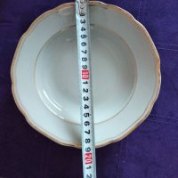Шест красиви бели порцеланови чинии със златен кант, обща цена 15лв, снимка 1 - Чинии - 40250565