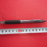 Страхотен химикал химикалка Uni Ball Signo, снимка 1 - Ученически пособия, канцеларски материали - 44733515