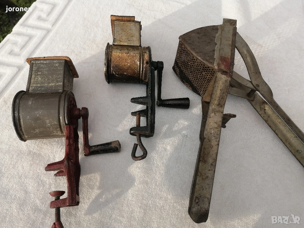 Стара машинка за мелене на орехи, снимка 1