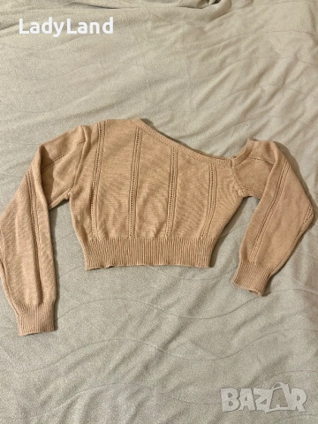 Пуловер с голо рамо 