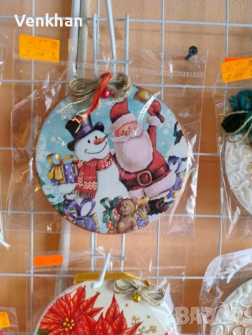 Коледни дървени украшения за дома.