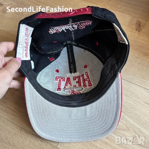 Шапка с козирка Miami Heat Mitchell&Ness NBA червено черно зимна , снимка 5 - Шапки - 53809951