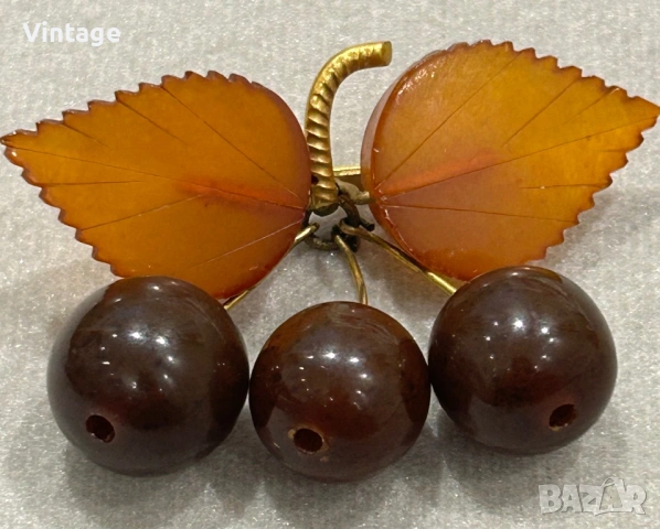 Старинна съветска  позлатена брошка с кехлибар 