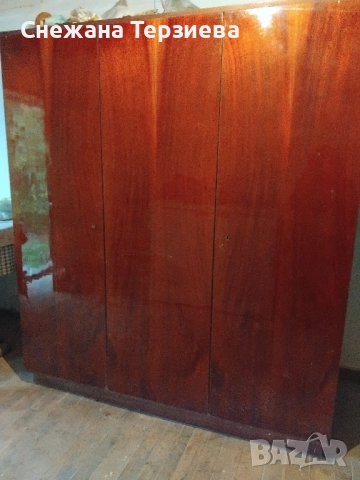 трикрилен гардероб 