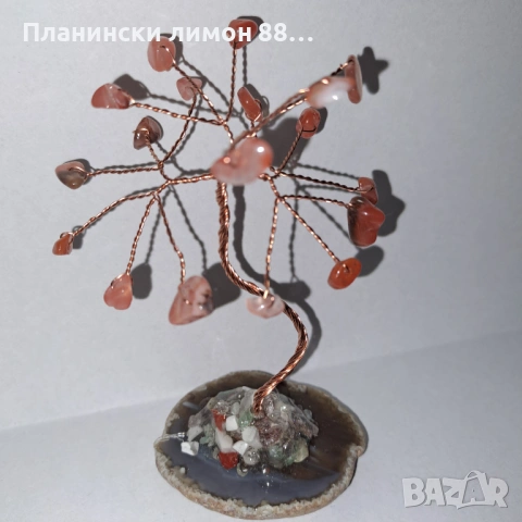 дърво с естествени камъни от карнеол