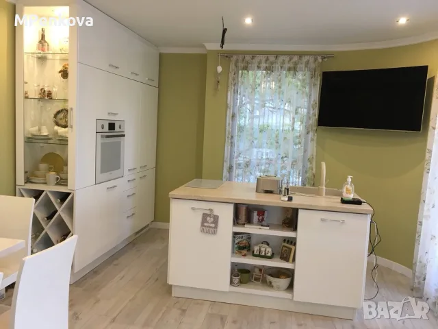 Кухня с остров и уреди 