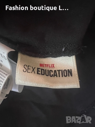 Sex education черна дамска тениска 100% памук S размер на марката Reserved с гумирана щампа 🖤, снимка 3 - Тениски - 52210771