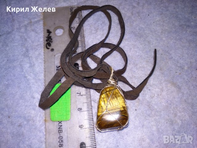 КРАСИВ ВИНТИДЖ - АРТ МЕДАЛЬОН НАТУРАЛЕН КАМЪК ТИГРОВО ОКО с ШНУРЧЕ от ВЕЛУР 14929, снимка 7 - Колиета, медальони, синджири - 41483303