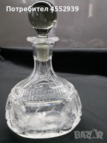 Кристална бутилка и чинийки , снимка 2 - Сервизи - 53740031