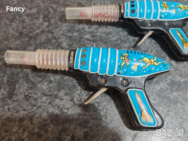 Стари ламаринена пистолети с ефект